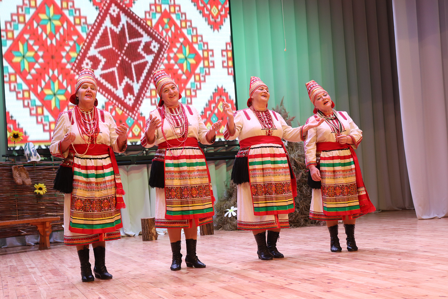 Заслуженный коллектив народного творчества, народный фольклорный ансамбль «Парынза»