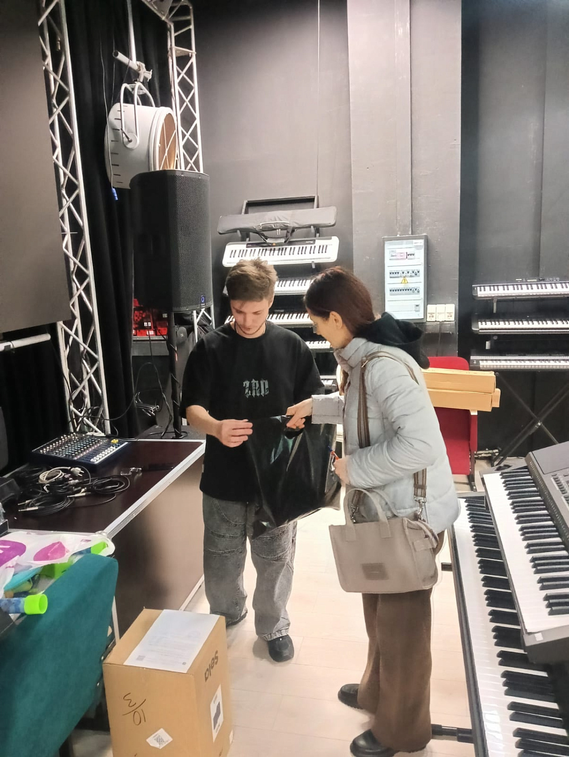 Приобретение музыкальных инструментов 